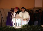 Biskup Mrzljak blagoslovio adventski vijenac te upalio prvu adventsku svijeću ispred varaždinske katedrale